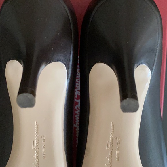 Salvatore Ferragamo Women's Pumps Sz 9 - Picture 6 of 12